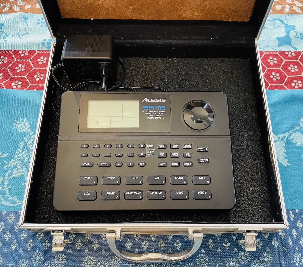 Boite à rythme Alesis SR-16 n°A21001010001796, boite et alim, valise grise – Image 6
