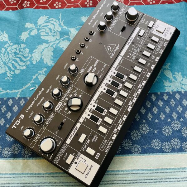 Bassline Behringer TD-3 n°525000608EEN, boite d’origine, alim