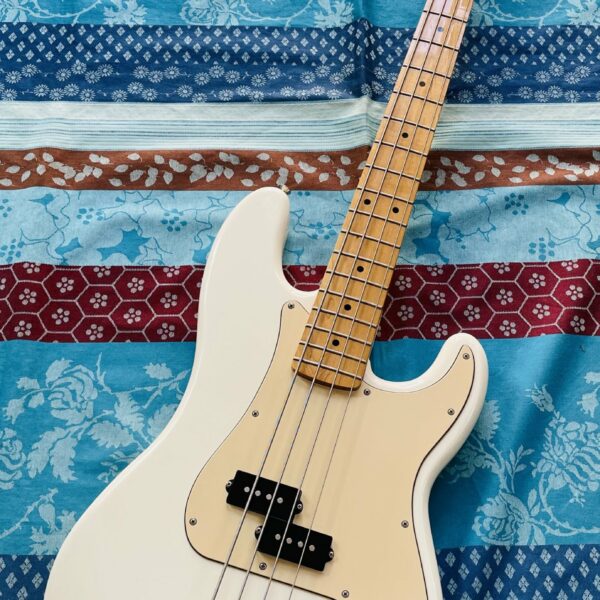 Basse électrique Fender Standard Precision Bass Artic White n°MX13428979 (2014, Mexico)