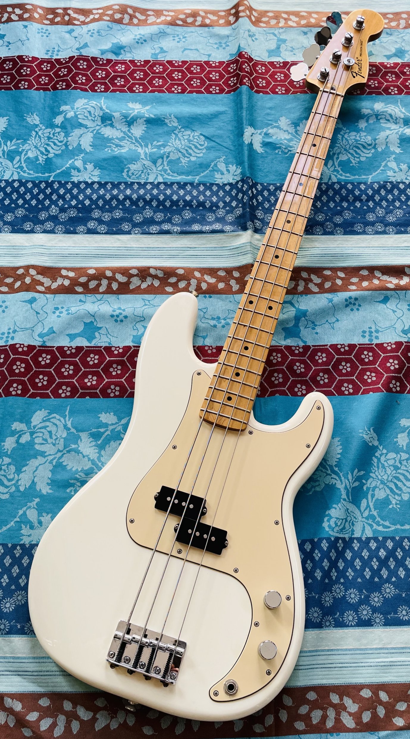 Basse électrique Fender Standard Precision Bass Artic White n°MX13428979 (2014, Mexico)