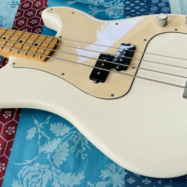 Alternative view of Basse électrique Fender Standard Precision Bass Artic White n°MX13428979 (2014, Mexico)