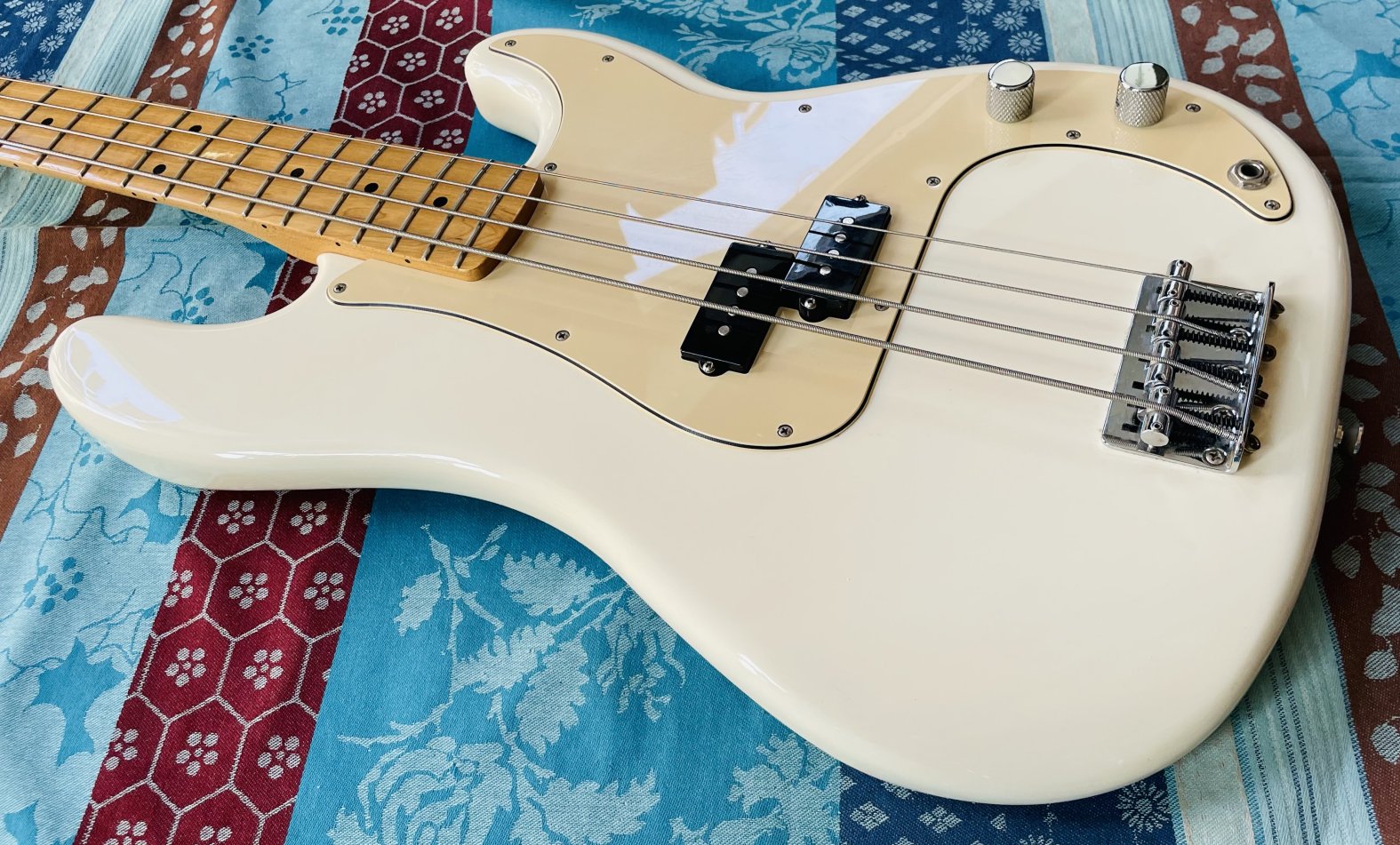 Basse électrique Fender Standard Precision Bass Artic White n°MX13428979 (2014, Mexico) – Image 2