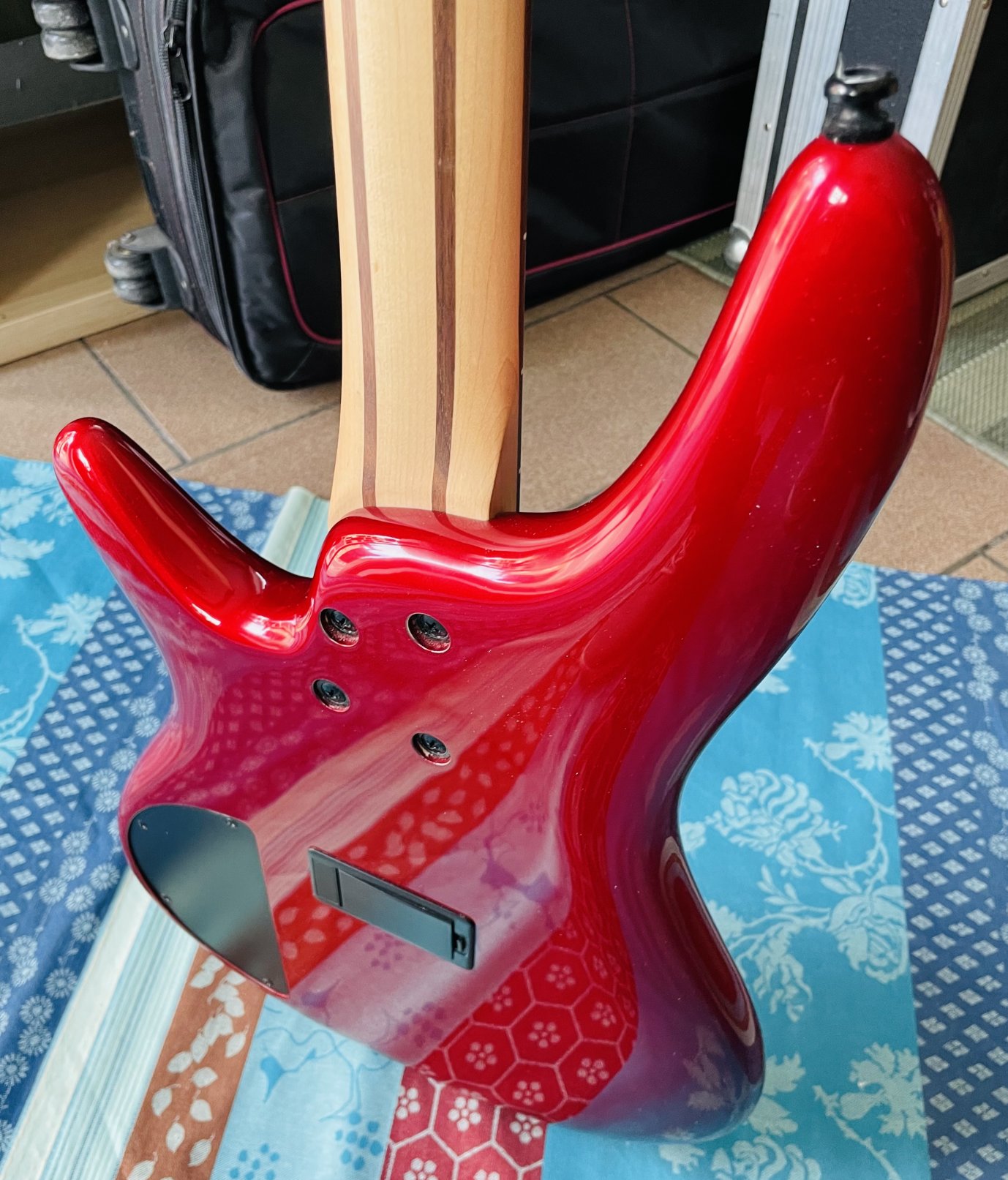 Basse électrique active Ibanez Soundgear SR300 EB 1P02 candy apple n°20112139 (2020, Indonésia) – – Image 10
