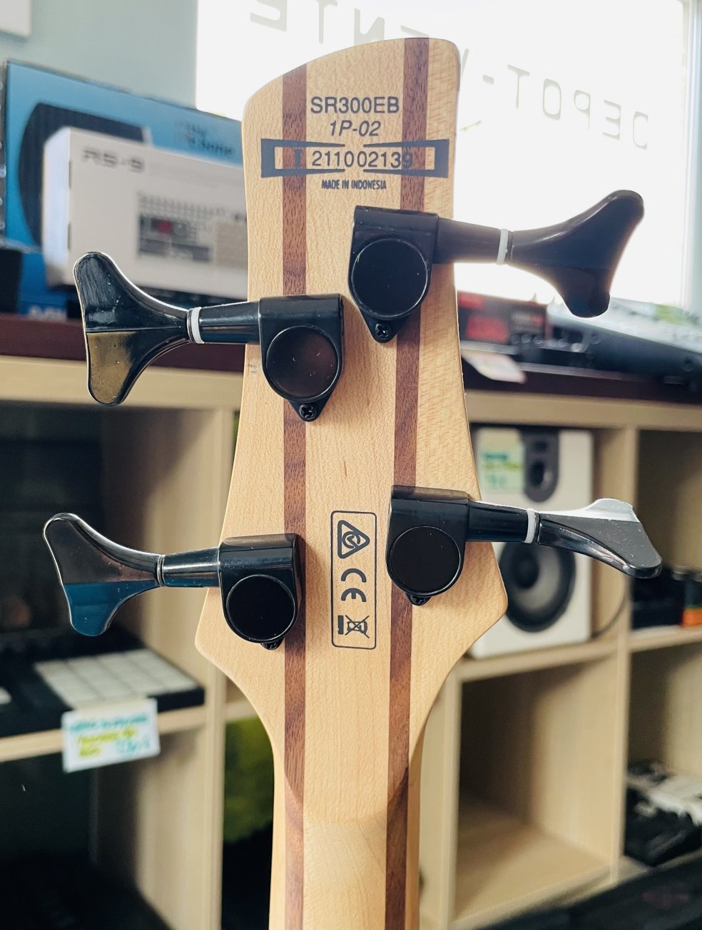 Basse électrique active Ibanez Soundgear SR300 EB 1P02 candy apple n°20112139 (2020, Indonésia) – – Image 12