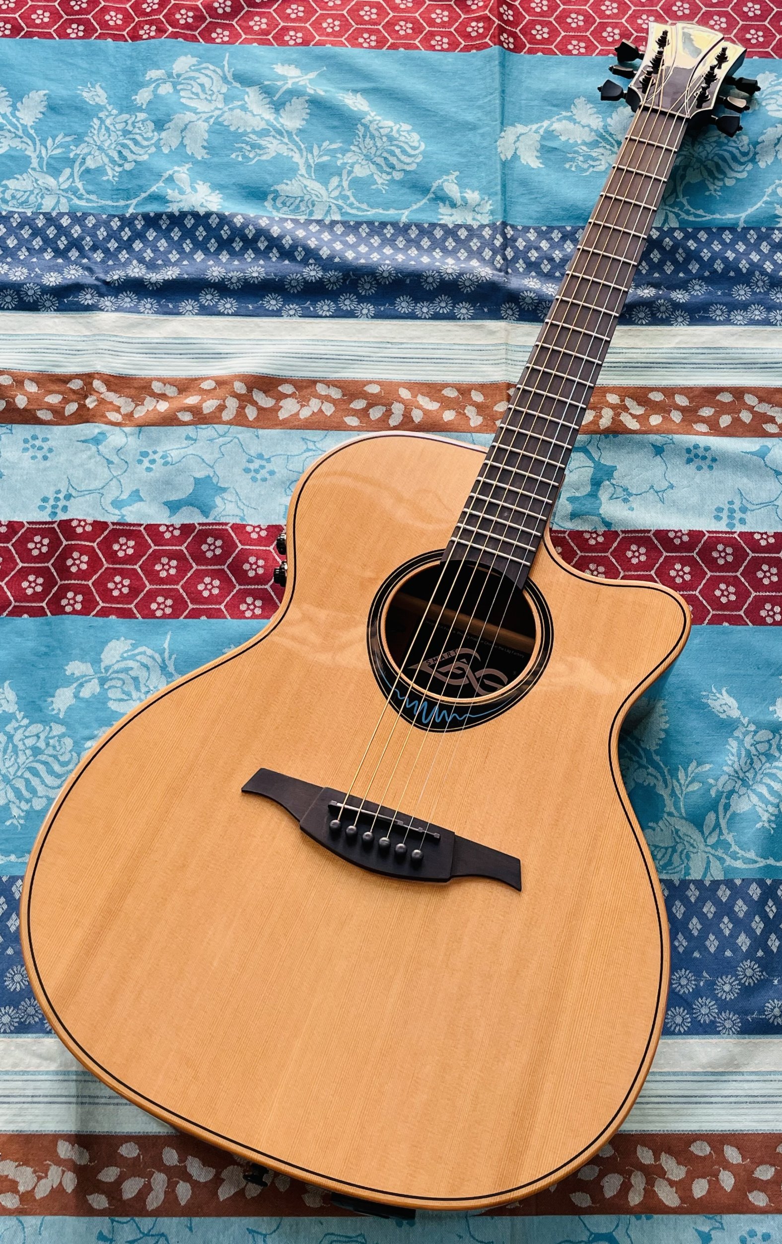 Guitare électro-acoustique avec effets intégrés Lâg Blue Wave 2 TBW2ACE n°2307CT18178, belle housse et accessoires d’origine