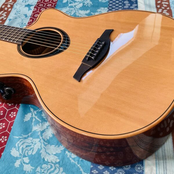 Alternative view of Guitare électro-acoustique avec effets intégrés Lâg Blue Wave 2 TBW2ACE n°2307CT18178, belle housse et accessoires d’origine