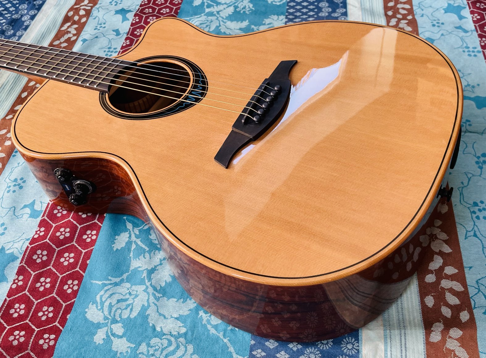 Guitare électro-acoustique avec effets intégrés Lâg Blue Wave 2 TBW2ACE n°2307CT18178, belle housse et accessoires d’origine – Image 2