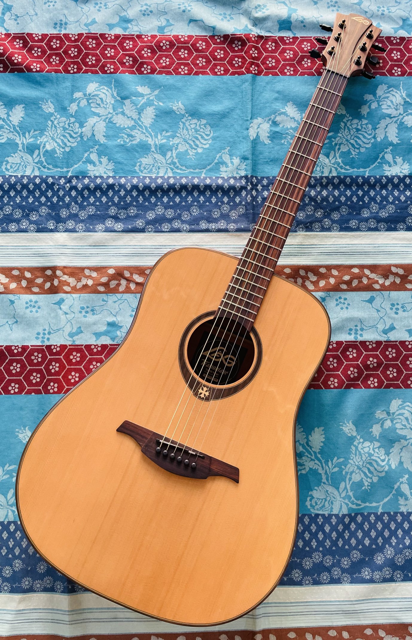 Guitare acoustique Lâg T200D Stage n°1103WF106138, housse Tobago