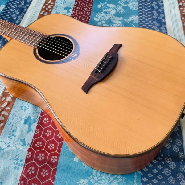 Alternative view of Guitare acoustique Lâg T200D Stage n°1103WF106138, housse Tobago