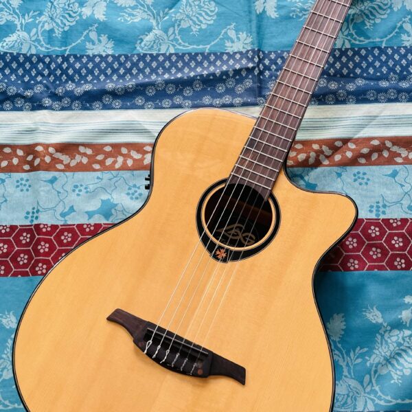 Guitare électro-classique Lâg Tramontane TN66ACE n°1211WE139664, étui rigide Gator, réglée luthier Manteau (21.07.26)