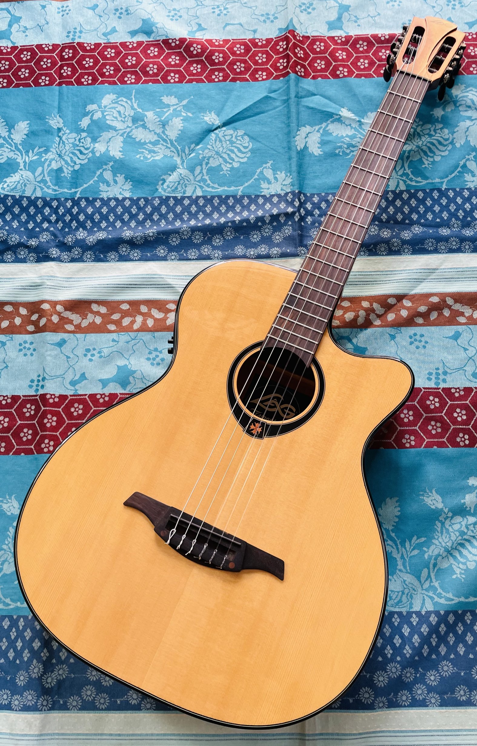 Guitare électro-classique Lâg Tramontane TN66ACE n°1211WE139664, étui rigide Gator, réglée luthier Manteau (21.07.26)