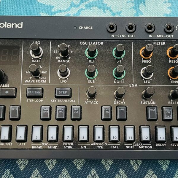 Alternative view of Synthé Roland Aira Compact S-1 Tweak Synth n°B4S8098, boite d’origine, usb