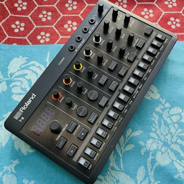 Groovemachine boite à rythme Roland Aira T-8 n°B1S5603, boite d’origine, usb