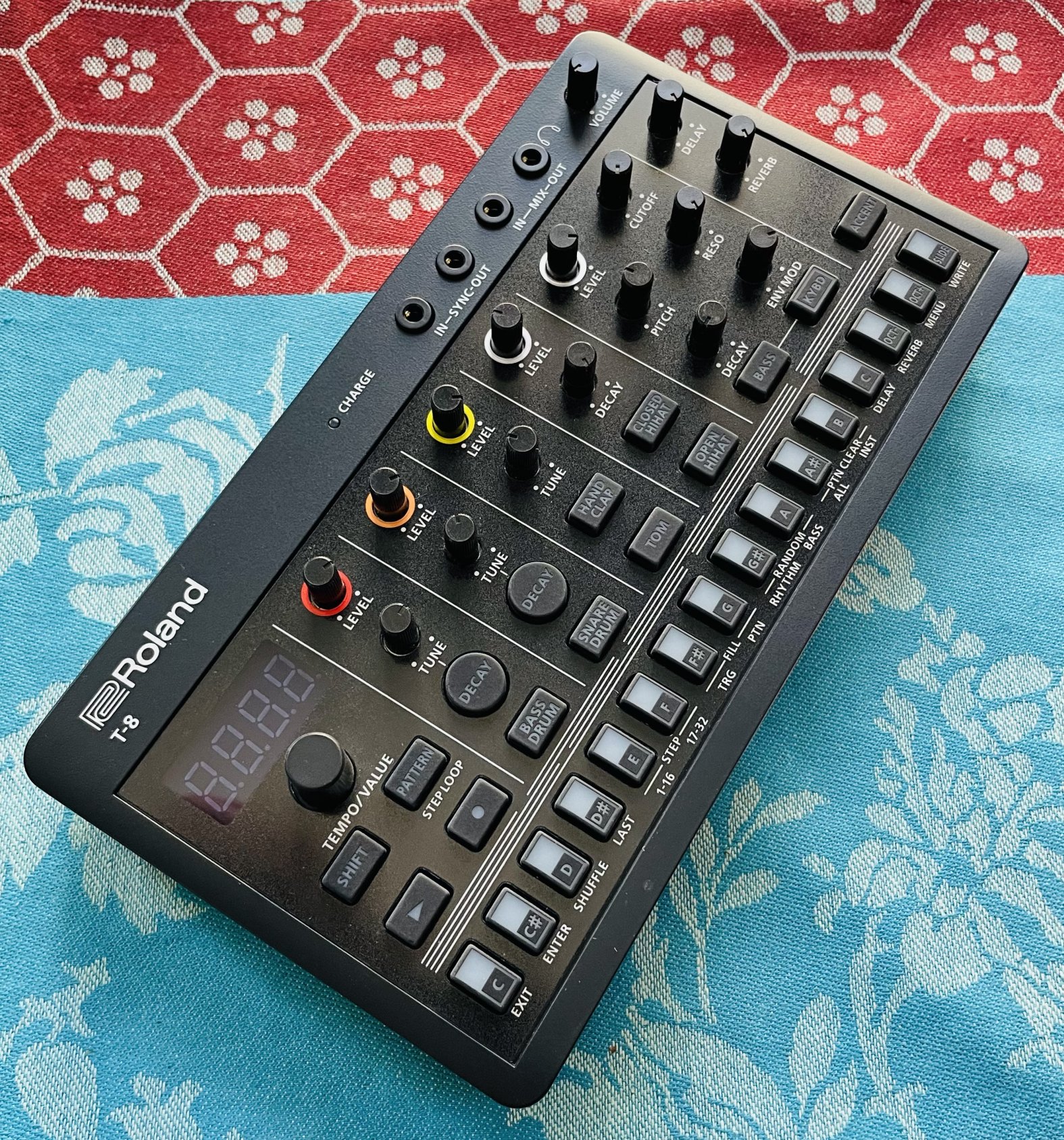 Groovemachine boite à rythme Roland Aira T-8 n°B1S5603, boite d’origine, usb