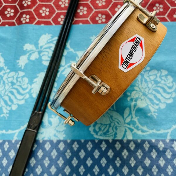 Alternative view of Tambourin en bois Contemporanea (Brésil), baguette d’origine