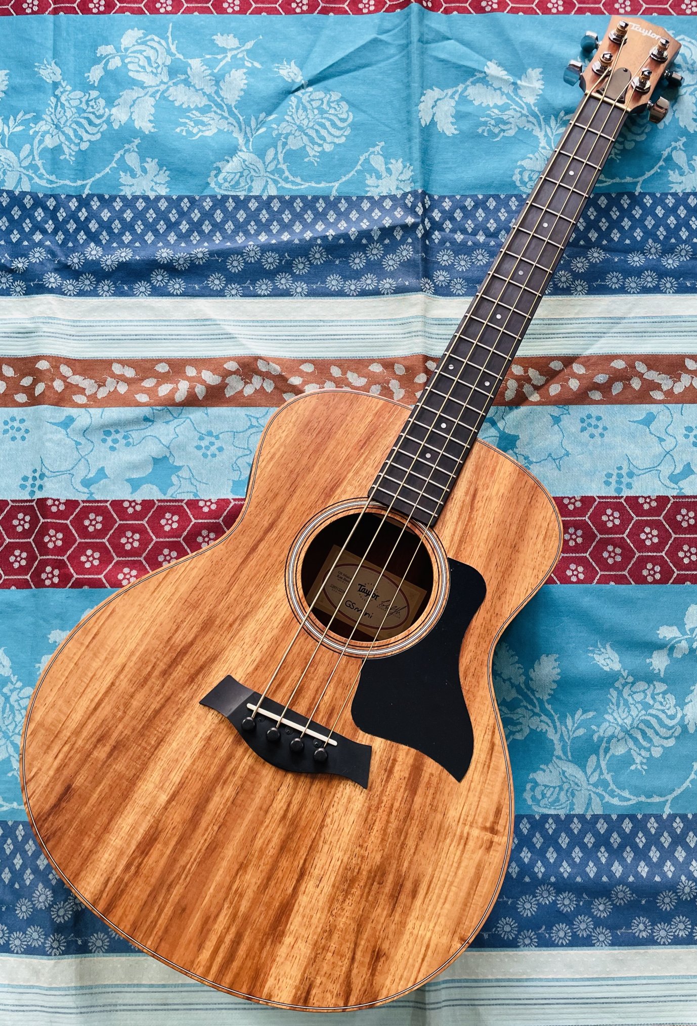 Basse électrique électro-acoustique Taylor GS Mini-e Koa Bass n°2205121247, house Taylor, révisée luthier Manteau (facture 22.07.26)