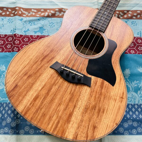 Alternative view of Basse électrique électro-acoustique Taylor GS Mini-e Koa Bass n°2205121247, house Taylor, révisée luthier Manteau (facture 22.07.26)