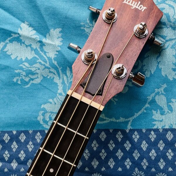 Basse électrique électro-acoustique Taylor GS Mini-e Koa Bass n°2205121247, house Taylor, révisée luthier Manteau (facture 22.07.26) – Image 3