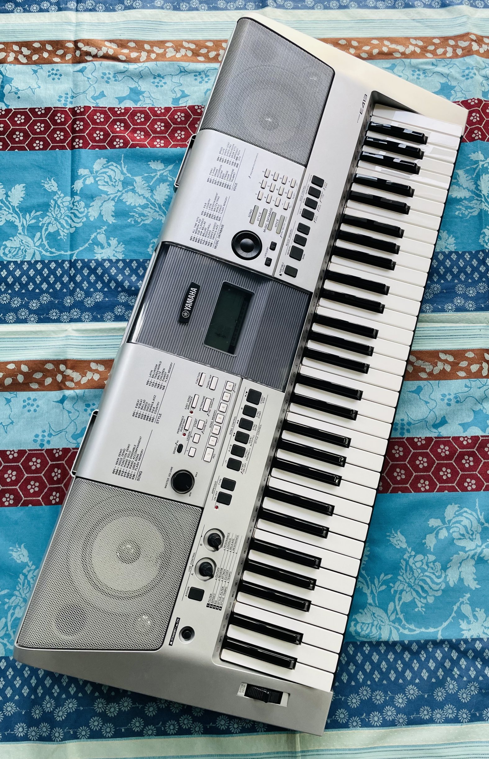 Clavier arrangeur Yamaha PSR- E413 n°YBOM02610, alim, notice, porte partition, housse Bepesco