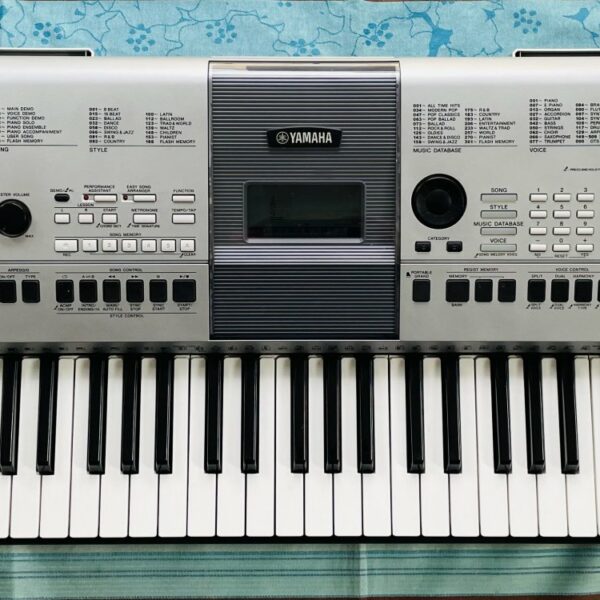 Alternative view of Clavier arrangeur Yamaha PSR- E413 n°YBOM02610, alim, notice, porte partition, housse Bepesco