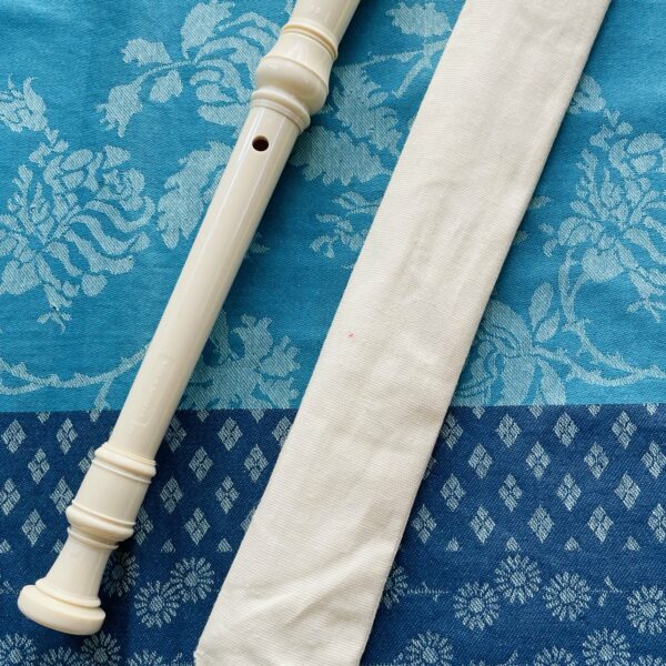 Alternative view of Flûte à bec baroque soprano B Yamaha YRS 24B, housse d’origine (Indonésia)