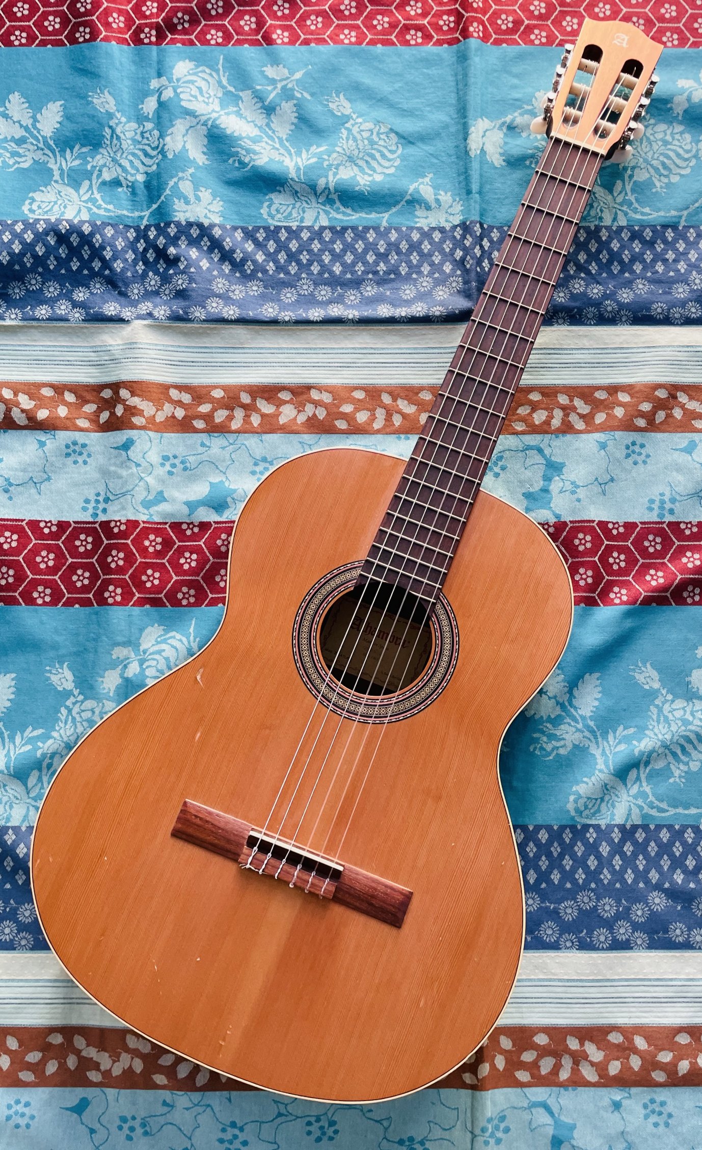 Guitare classique nylon Alhambra Z nature n°ZM1QXK, capodastre Wingo, cordes neuves Savarez 520R