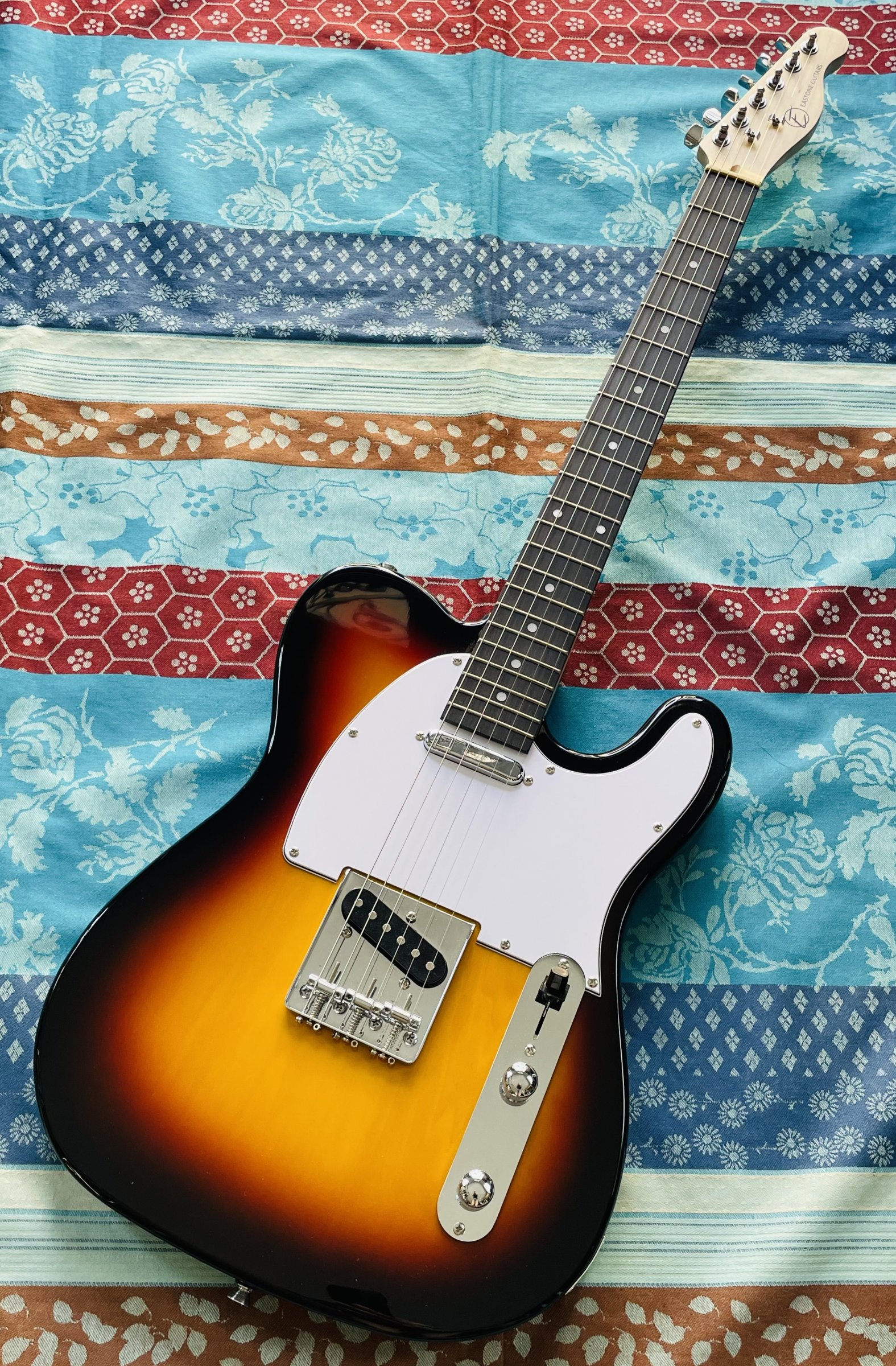 Guitare électrique Eastone TL70 Telecaster 3 tone, housse X-Tone Softbag