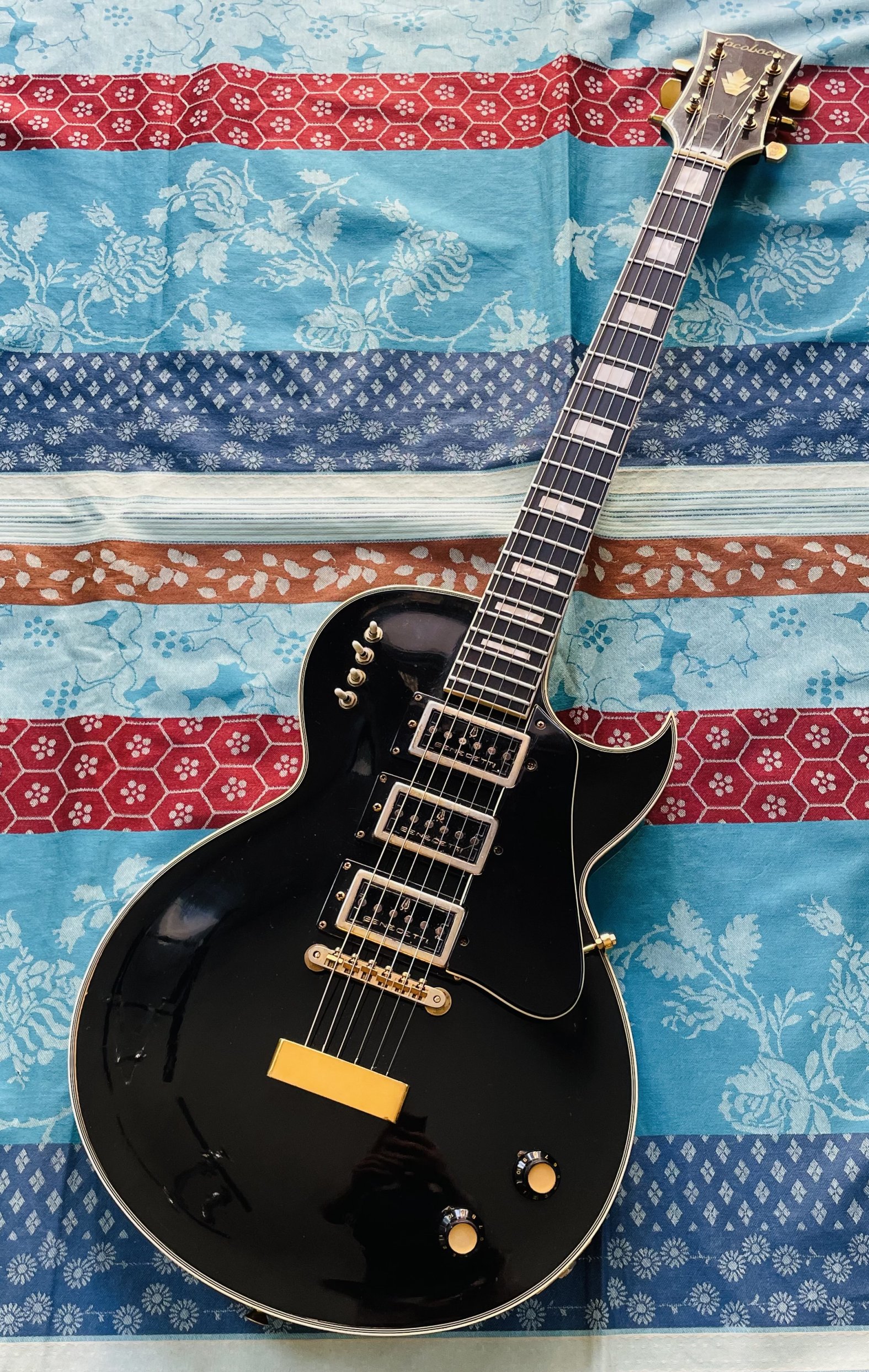 Guitare électrique vintage Jacobacci Studio 3, 3 micros Benedetti (1969/1971, Paris, France), bel étui Duesenberg