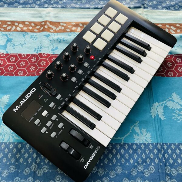 Clavier maitre M-Audio Oxygen 25 IV n°B51405159904106, usb, notice, boite d’origine