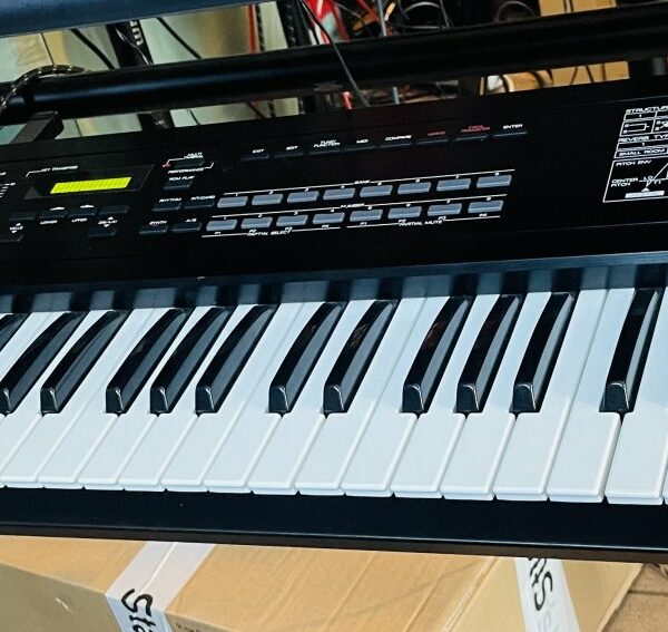 Alternative view of Synthé Roland D-10 n°C940224 (1988, Japan)