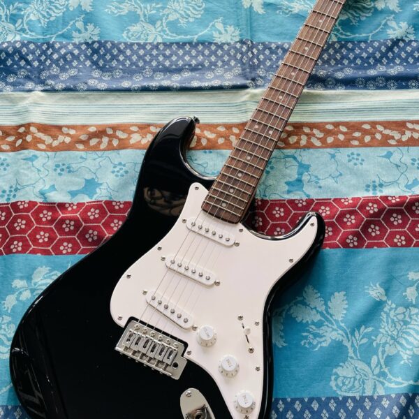 Guitare électrique Squier Strat Black n°ICSJ20011498 (Indonésia), cordes neuves Ernie Ball 10/47
