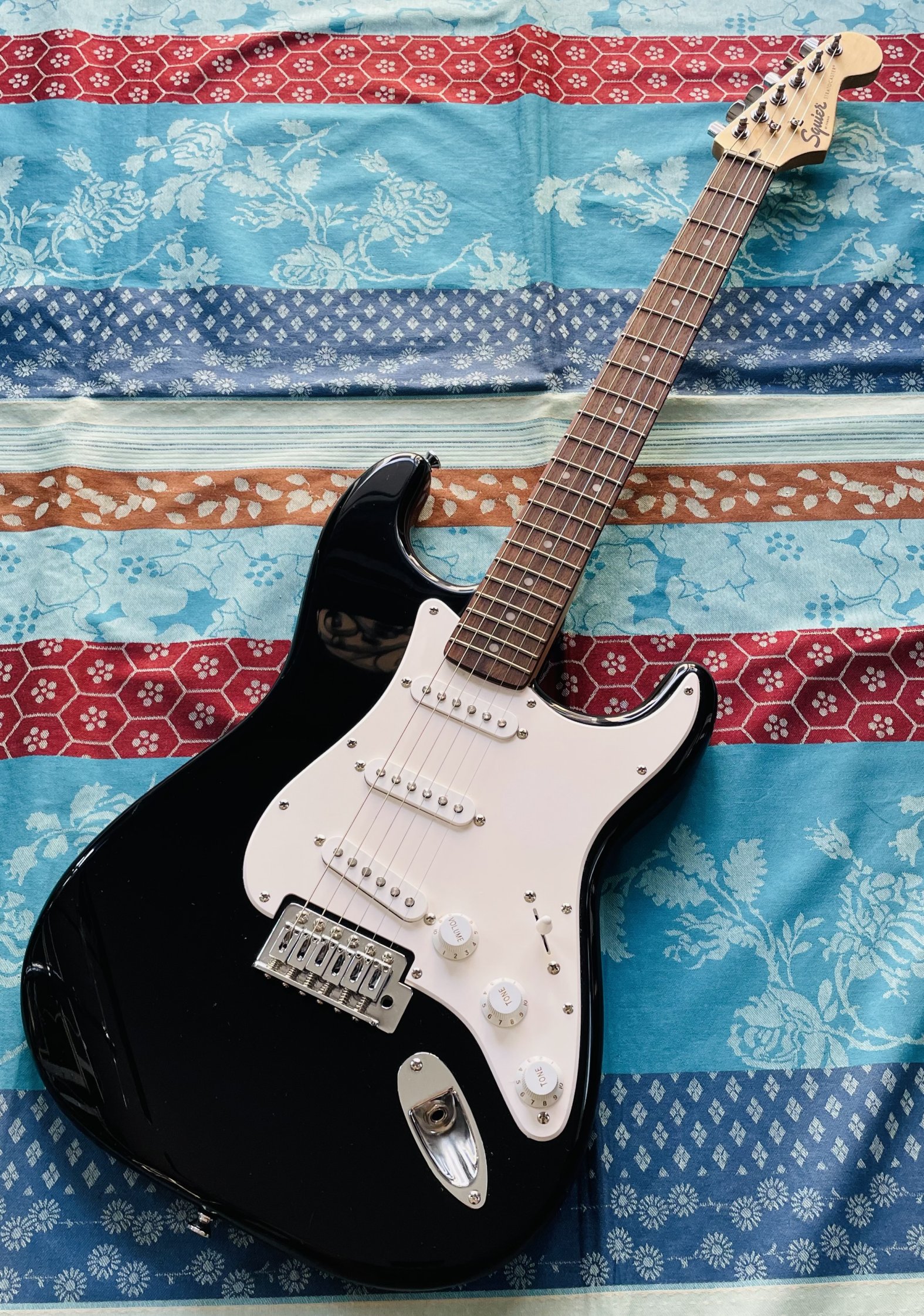 Guitare électrique Squier Strat Black n°ICSJ20011498 (Indonésia), cordes neuves Ernie Ball 10/47