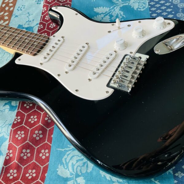 Alternative view of Guitare électrique Squier Strat Black n°ICSJ20011498 (Indonésia), cordes neuves Ernie Ball 10/47