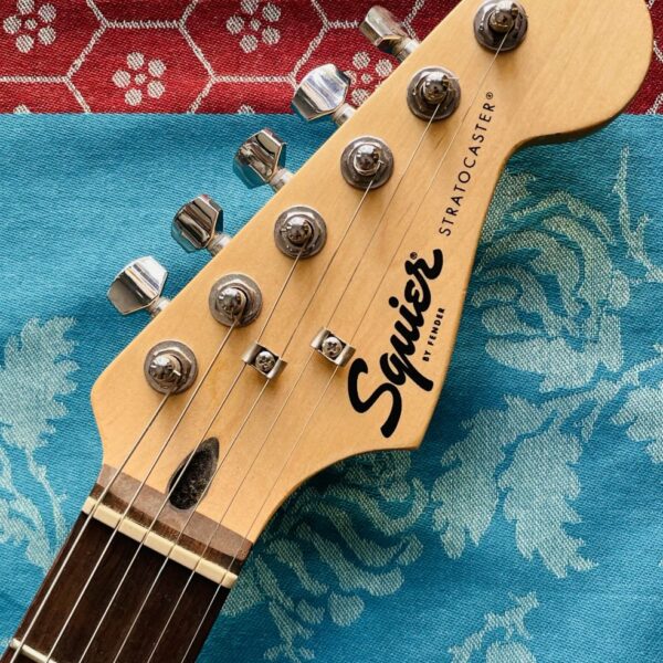 Guitare électrique Squier Strat Black n°ICSJ20011498 (Indonésia), cordes neuves Ernie Ball 10/47 – Image 3