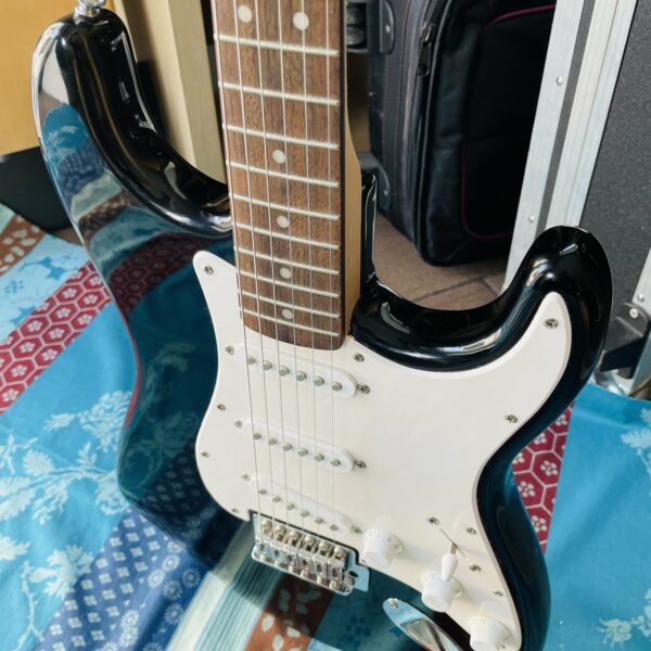 Guitare électrique Squier Strat Black n°ICSJ20011498 (Indonésia), cordes neuves Ernie Ball 10/47 – Image 8