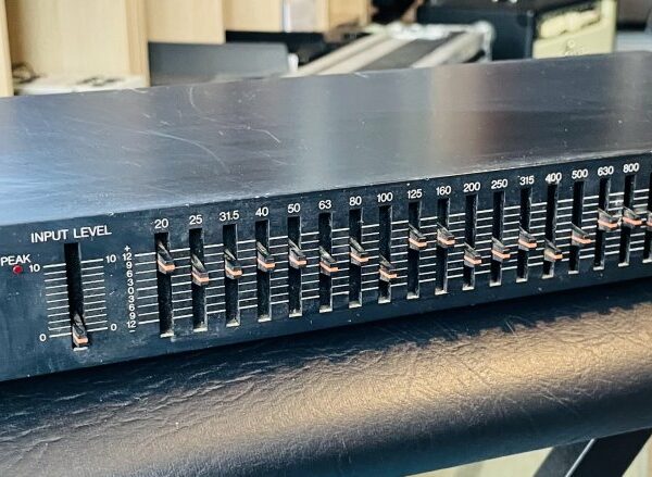 Egaliseur Yamaha GQ131 n°MB4L053172 (Japan), rack 1U – Image 3