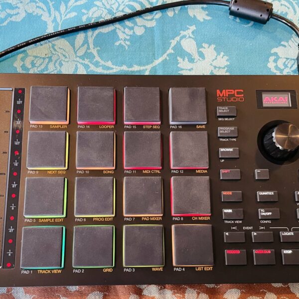 Groovemachine Akai MPC Studio n°A31208248914761, carton usb notice d’origine
