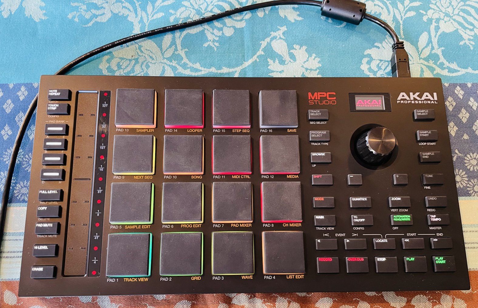 Groovemachine Akai MPC Studio n°A31208248914761, carton usb notice d’origine