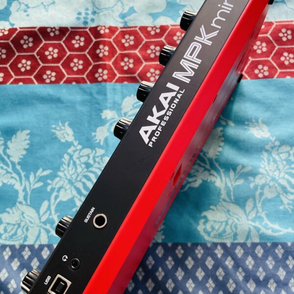 Alternative view of Mini clavier maitre Akai MPK Miniplay MK3 n°E8240525586235, boite, usb d’origine