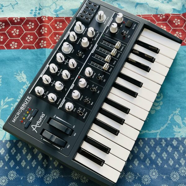 Synthé analogique semi-modulaire Arturia Microbrute n°5101400746188727, alim, poche d’accessoires (notice, 2 câbles mini-jack orange, boutons)