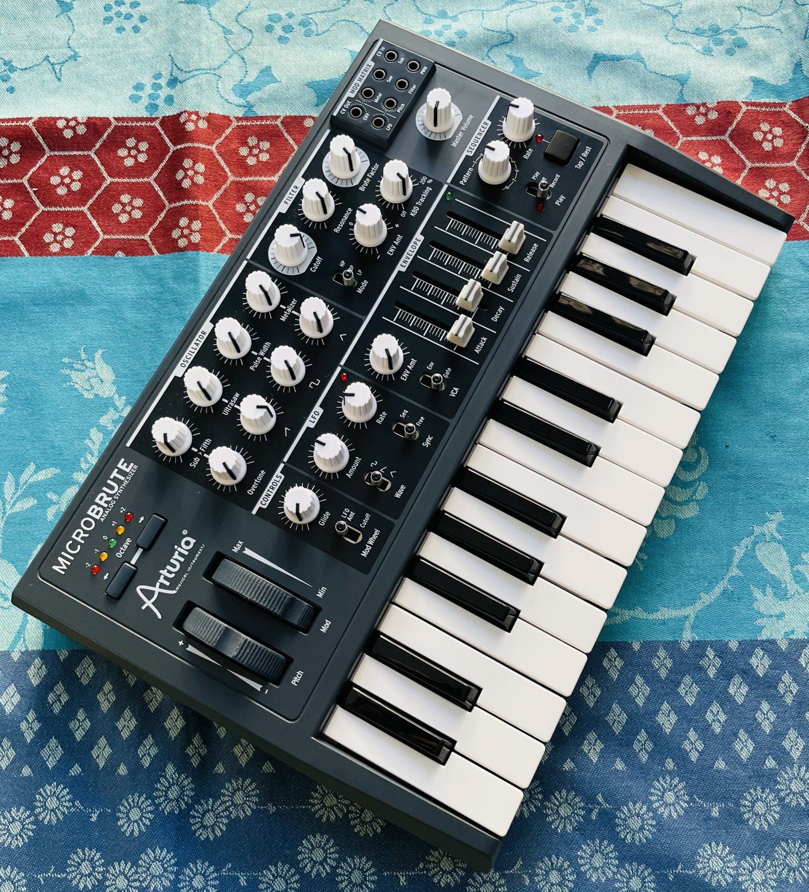 Synthé analogique semi-modulaire Arturia Microbrute n°5101400746188727, alim, poche d’accessoires (notice, 2 câbles mini-jack orange, boutons)