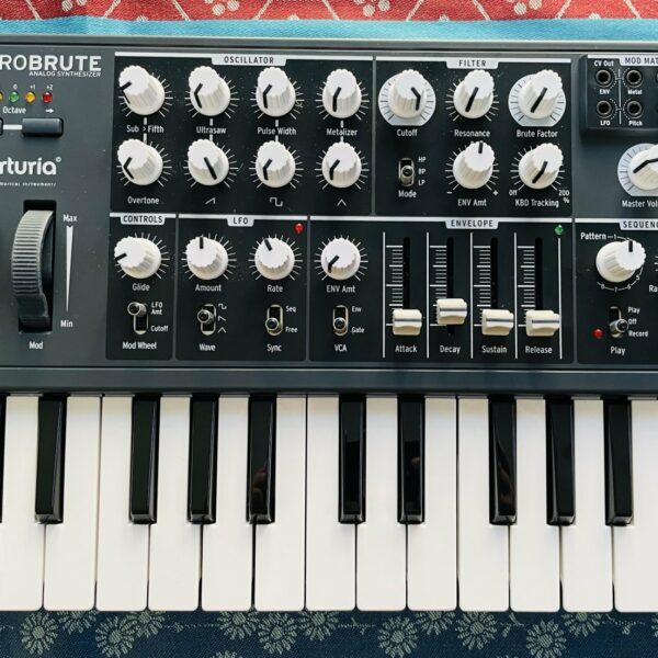 Alternative view of Synthé analogique semi-modulaire Arturia Microbrute n°5101400746188727, alim, poche d’accessoires (notice, 2 câbles mini-jack orange, boutons)