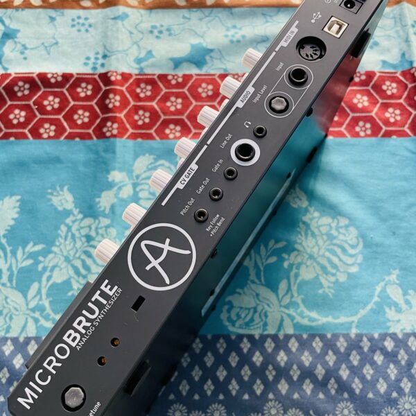Synthé analogique semi-modulaire Arturia Microbrute n°5101400746188727, alim, poche d’accessoires (notice, 2 câbles mini-jack orange, boutons) – Image 3