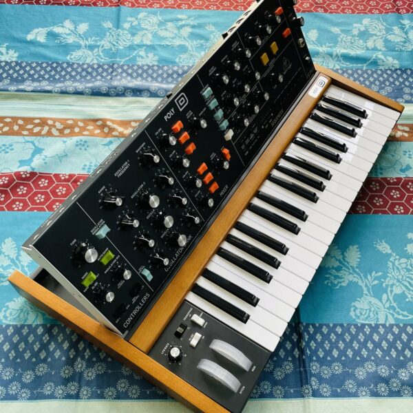 Alternative view of Synthé analogique Behringer Poly D n°S240800348D8J, boite d’origine, notice, alim