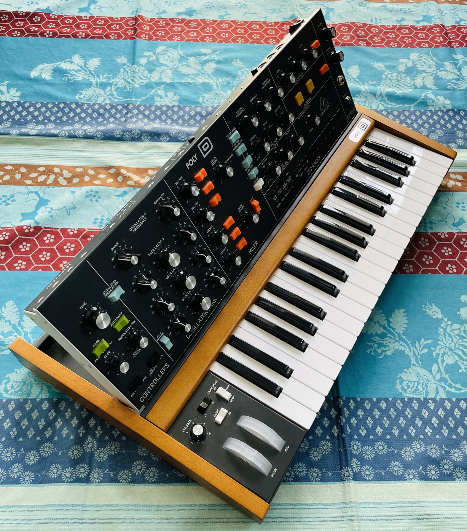 Synthé analogique Behringer Poly D n°S240800348D8J, boite d’origine, notice, alim – Image 2
