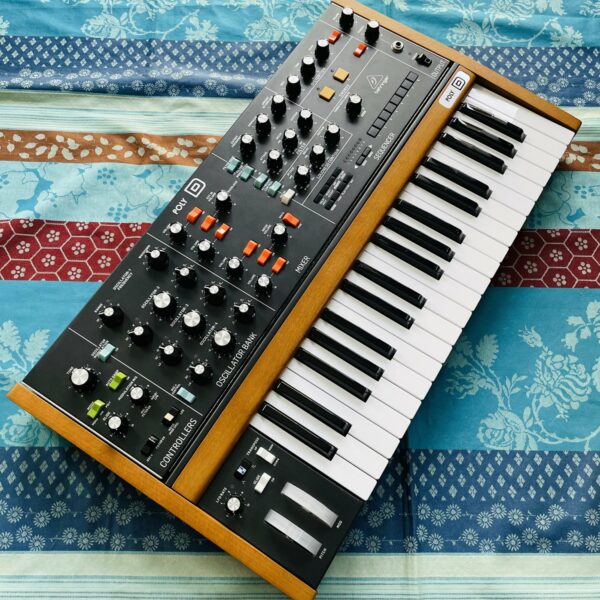 Synthé analogique Behringer Poly D n°S240800348D8J, boite d’origine, notice, alim