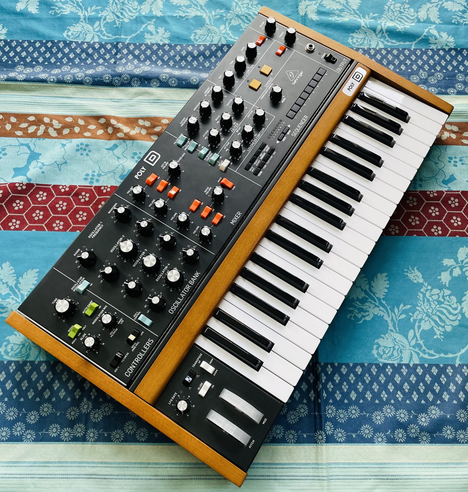 Synthé analogique Behringer Poly D n°S240800348D8J, boite d’origine, notice, alim