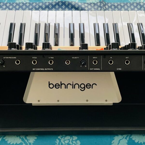 Synthé analogique Behringer Poly D n°S240800348D8J, boite d’origine, notice, alim – Image 6