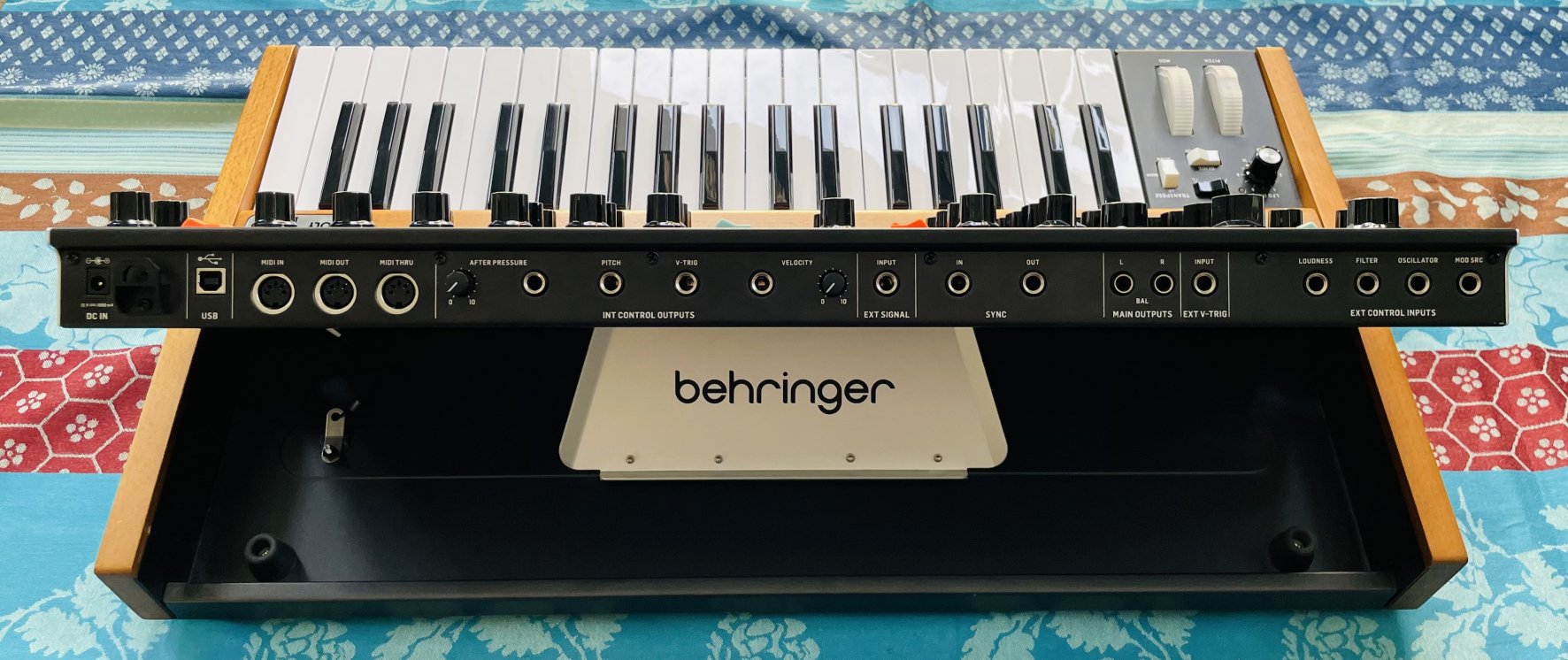 Synthé analogique Behringer Poly D n°S240800348D8J, boite d’origine, notice, alim – Image 6