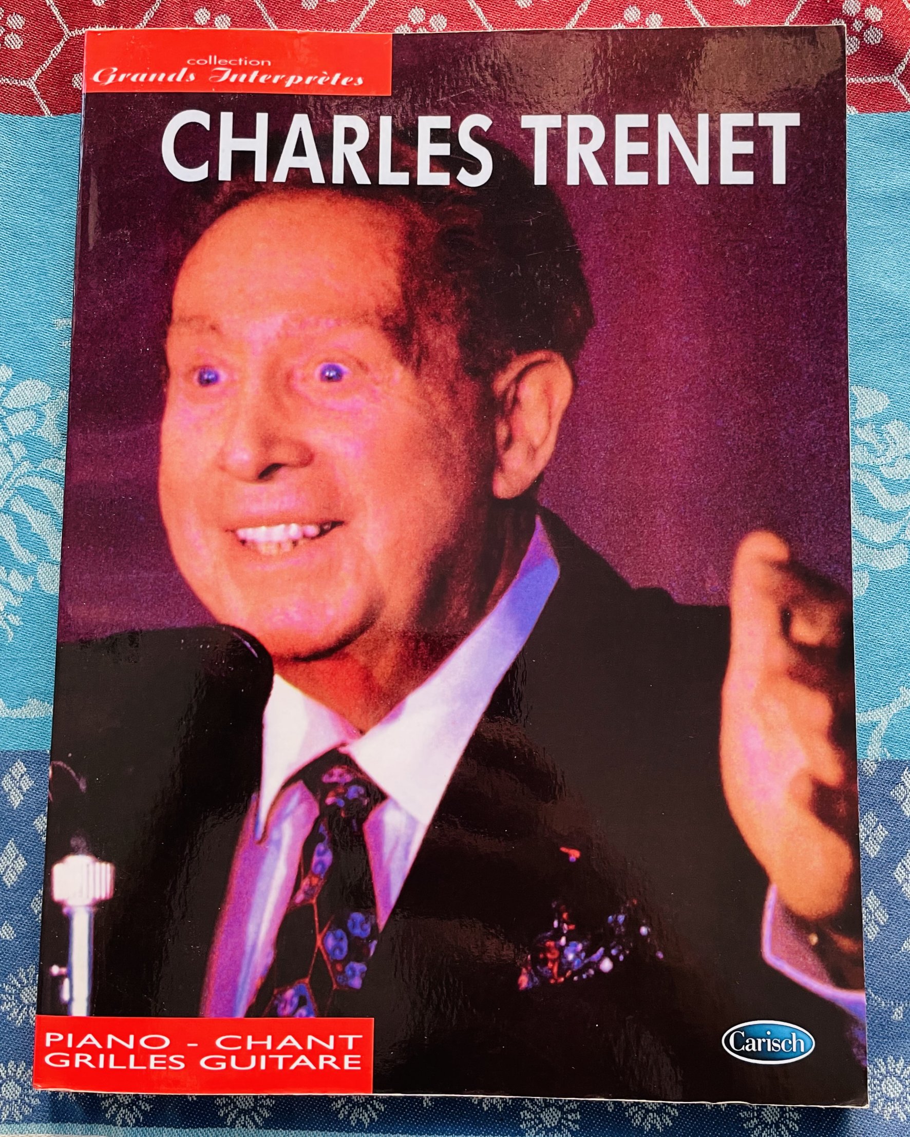 Beau livre piano chant grille guitare de Charles Trenet, Carish